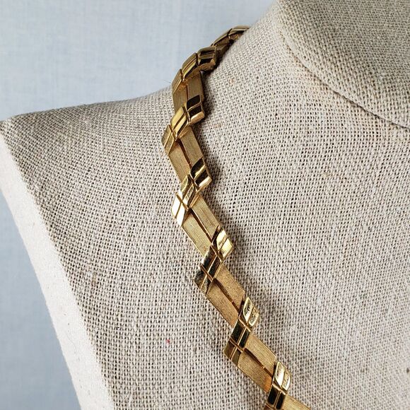 Vtg 1960s Crown Trifari Abstract Texture Brush Gold Plated 16" Choker Necklace - Picture 4 of 16